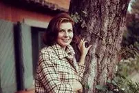 عکس| سفر به تاریخ؛ «اوا کارل، مادرزن آلمانی محمدرضا پهلوی» با دختر خردسالش روی یک پلکان قدیمی