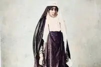 عکس| سفر زمان؛ یک زن باردار جوان در کنار همسرش و در آتلیه عکاسی؛ دوران قاجار