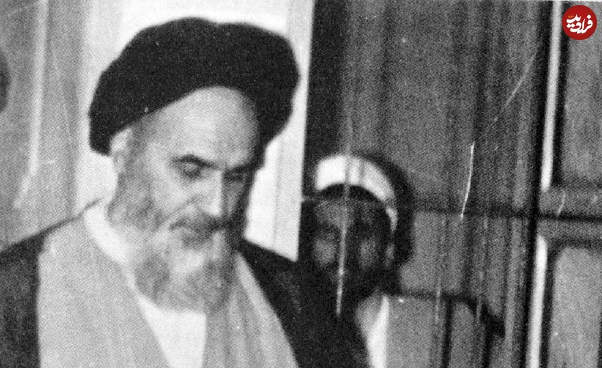 عکس| سفر در زمان؛ «امام خمینی» و استقبال کنندگان در بدو ورود به شهر نجف؛ سال 1344