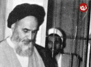 عکس| سفر در زمان؛ «امام خمینی» و استقبال کنندگان در بدو ورود به شهر نجف؛ سال 1344