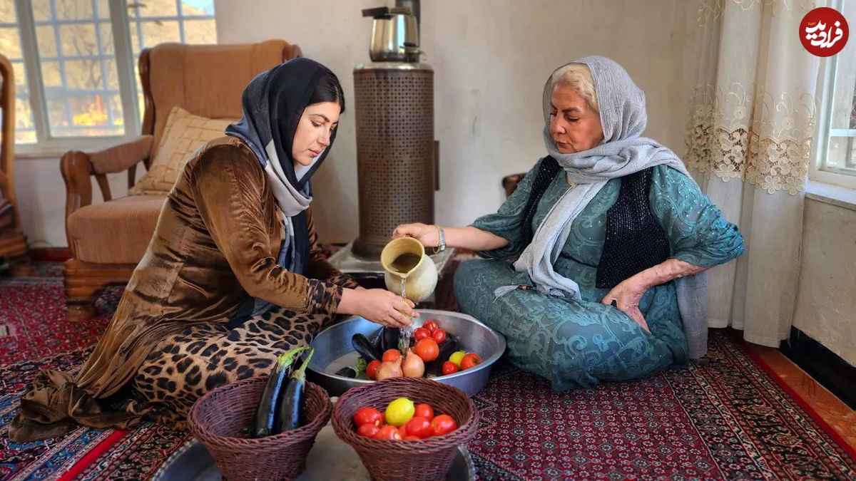 (ویدئو) زندگی روستایی در کردستان؛ فرایند دیدنی طبخ مشت بادمجان با گوشت بره، بادمجان و گوجه فرنگی