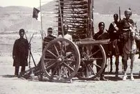 عکس| سفر به ایران قدیم؛ منظرۀ یک «طاق نصرت» ساخته شده با اسلحه در زمان احمدشاه