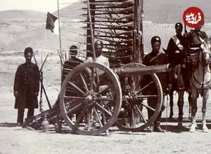 عکس| سفر به ایران قدیم؛ منظرۀ یک «طاق نصرت» ساخته شده با اسلحه در زمان احمدشاه