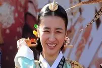 عکس| سفر زمان؛ عکس یادگاری «ملکه اینهیون و دونگ‌یی» در پشت‌صحنه سریال دونگ‌یی