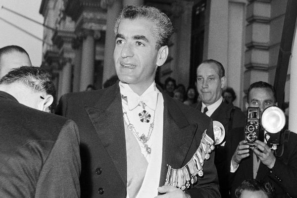 عکس| سفر در زمان؛ «محمدرضا پهلوی» در حال چک کردن آلبوم خانوادگی؛ سال 1337