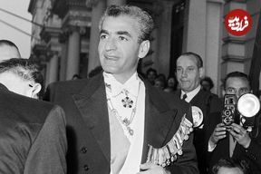 عکس| سفر در زمان؛ «محمدرضا پهلوی» در حال چک کردن آلبوم عکس هایش با ثریا بعد طلاق؛ سال 1337