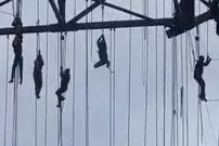 (ویدیو) معلق ماندن رعب آور چند کارگر در ارتفاع ۱۵۰ متری!