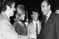 سفر در زمان؛ یادداشت‌های علم، چهارشنبه ۲۲ آذر ۱۳۵۱: سفیر انگلیس هر چه پرسید گفتم «نمی دانم»؛ خندید