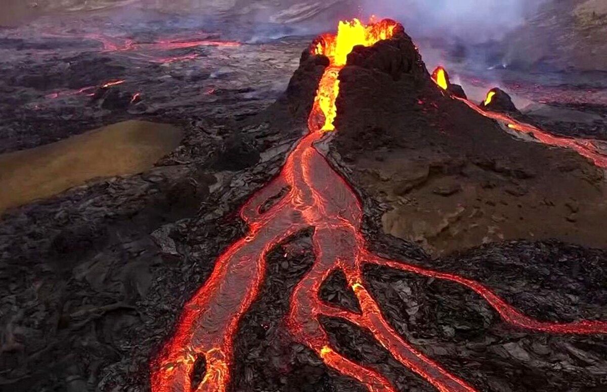 (ویدئو) تصاویر آخرالزمانی از فوران یک کوه آتشفشان در ایسلند