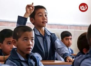 ببینید؛ ویدیویی تلخ از تحقیر یک دانش‌آموز افغانستانی توسط معلم در کلاس درس؛ معلم خاطی اخراج شد!