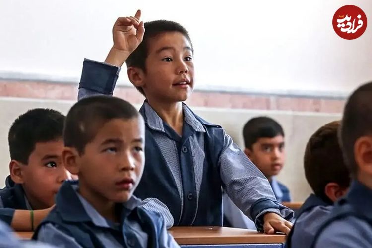 ببینید؛ ویدیویی تلخ از تحقیر یک دانش‌آموز افغانستانی توسط معلم در کلاس درس؛ معلم خاطی اخراج شد!