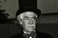 عکس| سفر زمان؛ «رضا ارحام صدر» کمدین ایرانی در جوانی در کنار «گوگوش» 5 ساله؛ دهۀ 30