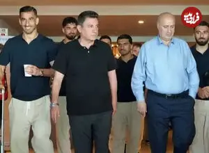 ببینید| اعلام پاداش امیر قلعه‌نویی در تیم ملی توسط مهدی تاج به سبک مهران مدیری