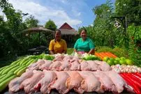 ببینید| غذای روستایی در سنگاپور؛ پخت یک غذای سنتی با مرغ در طبیعت زیبای روستا