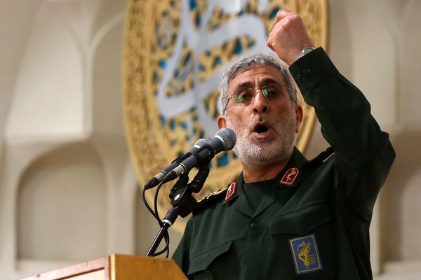 عکس؛ سفر در زمان؛ «سردار قاآنی» در حال صحبت کردن با تلفن در چادر فرماندهی؛ دهه 60