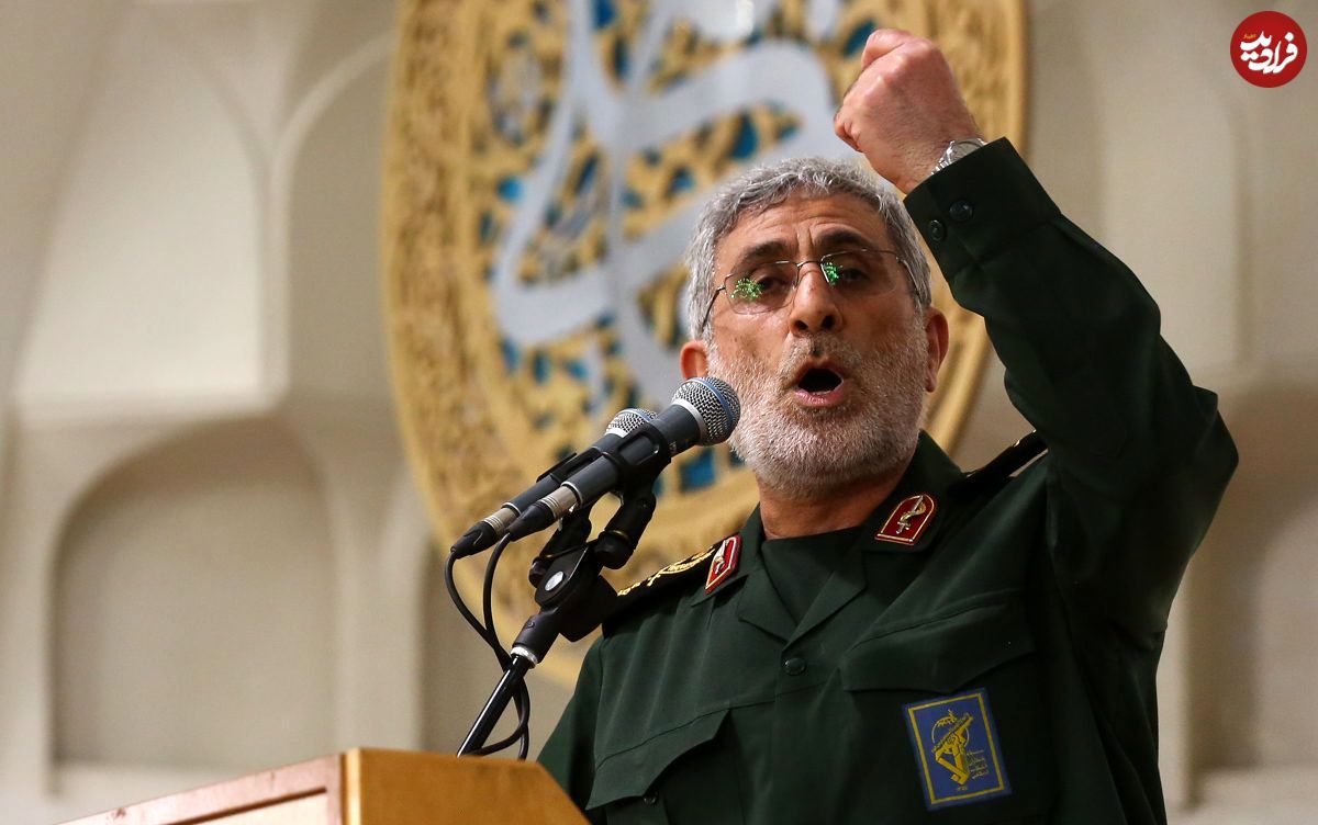 عکس؛ سفر در زمان؛ «سردار قاآنی» در حال صحبت کردن با تلفن در چادر فرماندهی؛ دهه 60