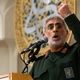 عکس؛ سفر در زمان؛ «سردار قاآنی» در حال صحبت کردن با تلفن در چادر فرماندهی؛ دهه 60