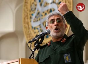 عکس؛ سفر در زمان؛ «سردار قاآنی» در حال صحبت کردن با تلفن در چادر فرماندهی؛ دهه 60