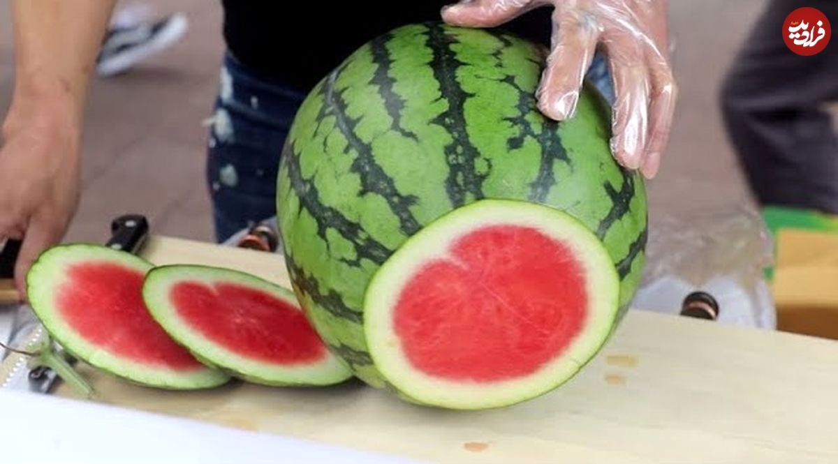 ببینید؛ مهارت تماشایی میوه فروش مشهورر کره ای در برش هندوانه، طالبی و آناناس