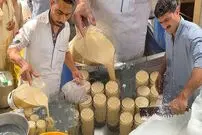 ببینید| غذای خیابانی در پاکستان؛ تهیه شربت نیشکر با یخ در کراچی 