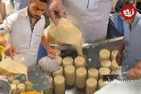 ببینید| غذای خیابانی در پاکستان؛ تهیه شربت نیشکر با یخ در کراچی 