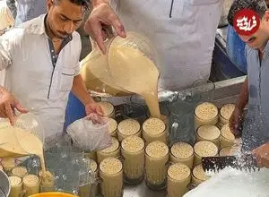 ببینید| غذای خیابانی در پاکستان؛ تهیه شربت نیشکر با یخ در کراچی 