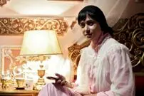 عکس| سفر زمان؛ ژست جالب «پریناز ایزدیار» در پشت صحنه یکی از فیلم‌هایش؛ دهه ۹۰