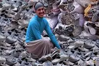 (ویدئو) ببینید پاکستانی‌ها چگونه کفش‌های پلاستیکی را به صندل‌های زیبا تبدیل می‌کنند