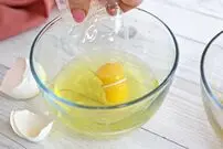 ( ویدیو) تکنیک جالب یک آشپز برای جمع کردن فلفل از روی تخم مرغ