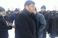 عکس/ پیکر پدر حسین رضازاده به خاک سپرده شد