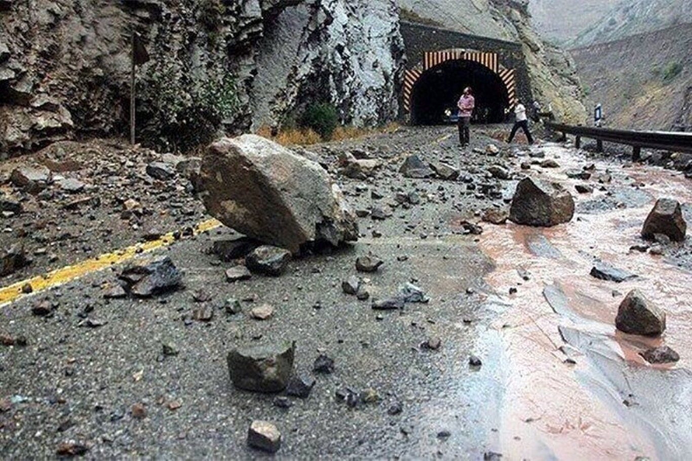 (ویدئو) سقوط وحشتناک سنگ در جاده چالوس