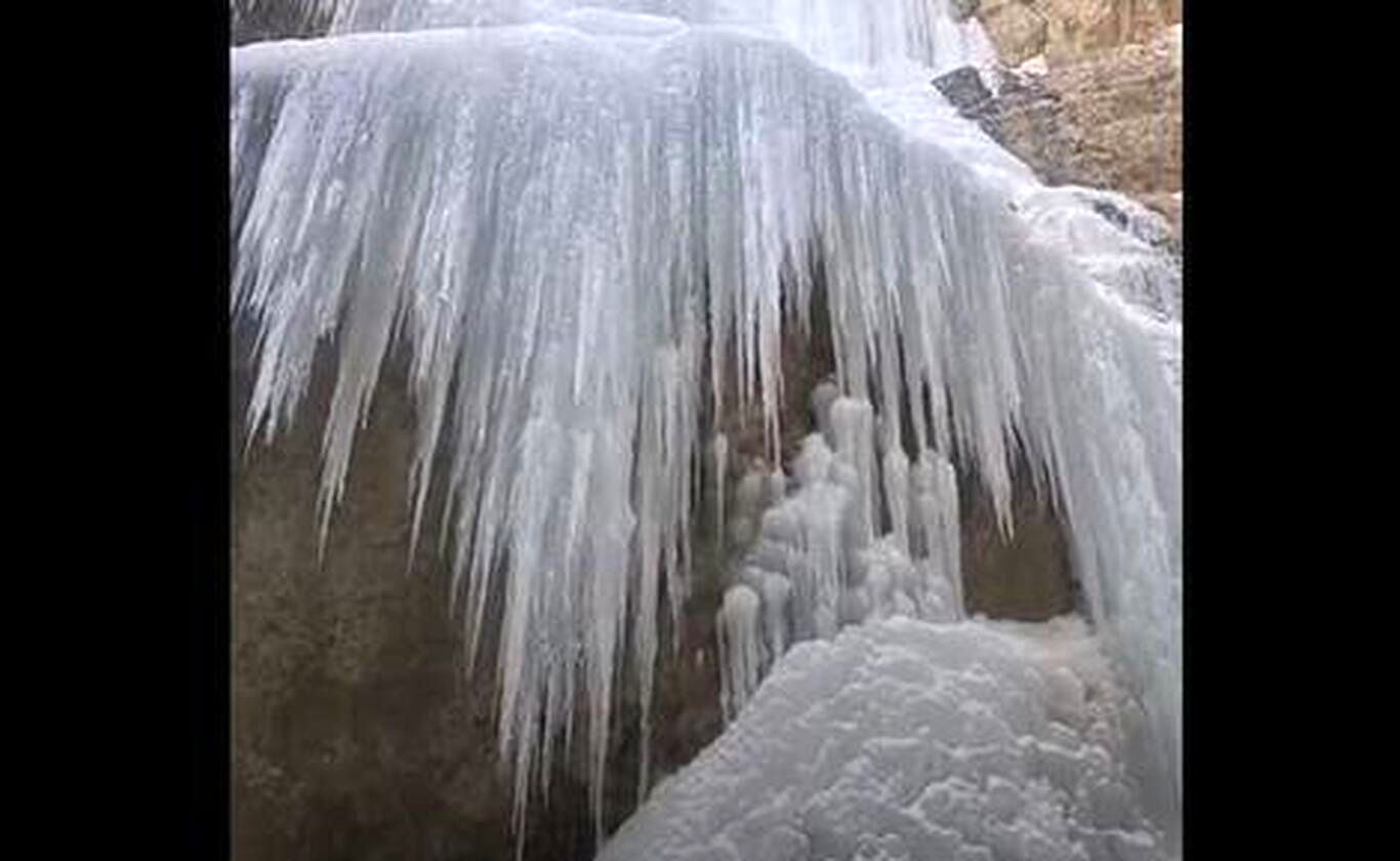(ویدئو) آبشار ساواشی در تنگه واشی فیروزکوه یخ زد