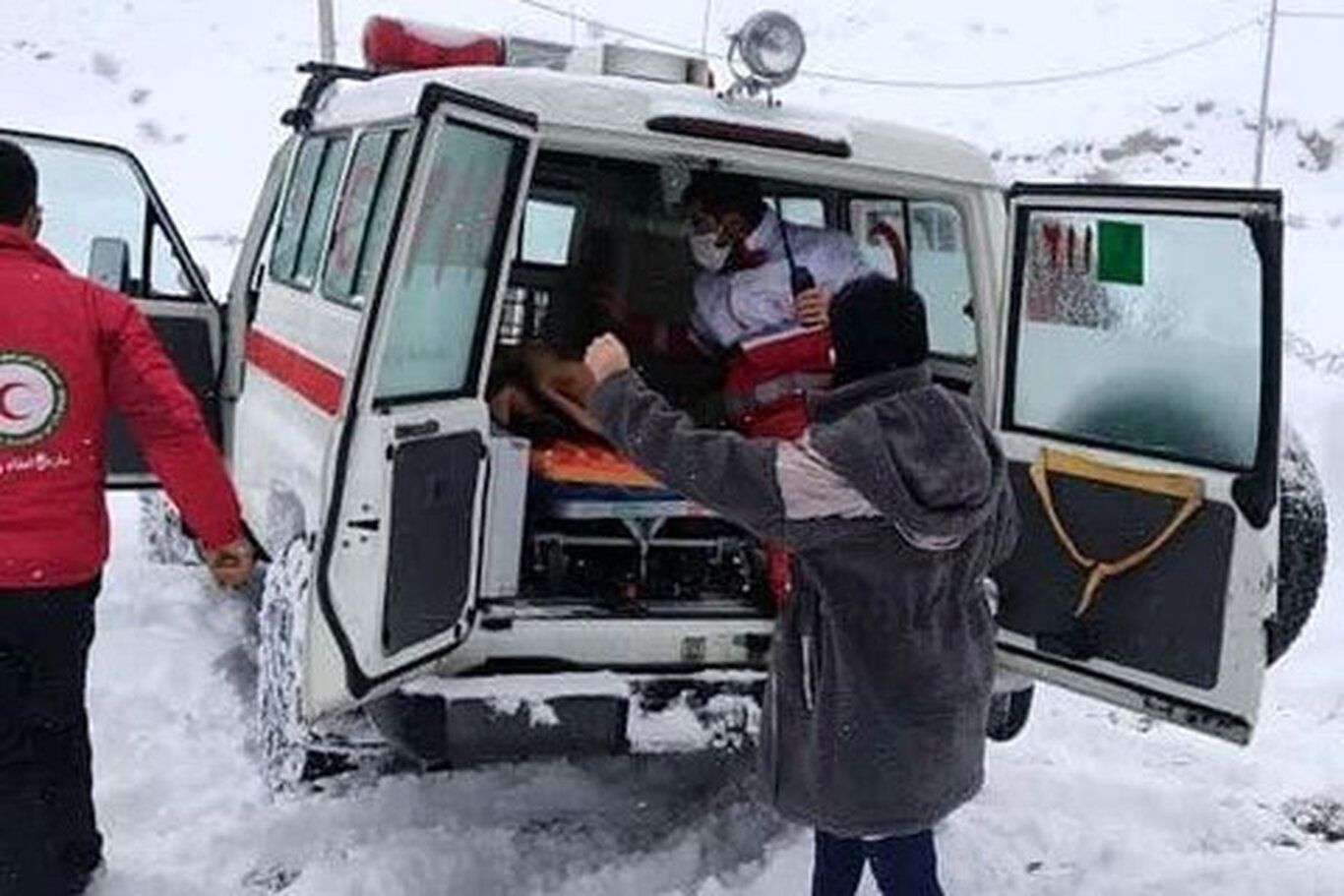 (ویدئو) لحظه نجات نوزاد سه روزه گرفتار در برف