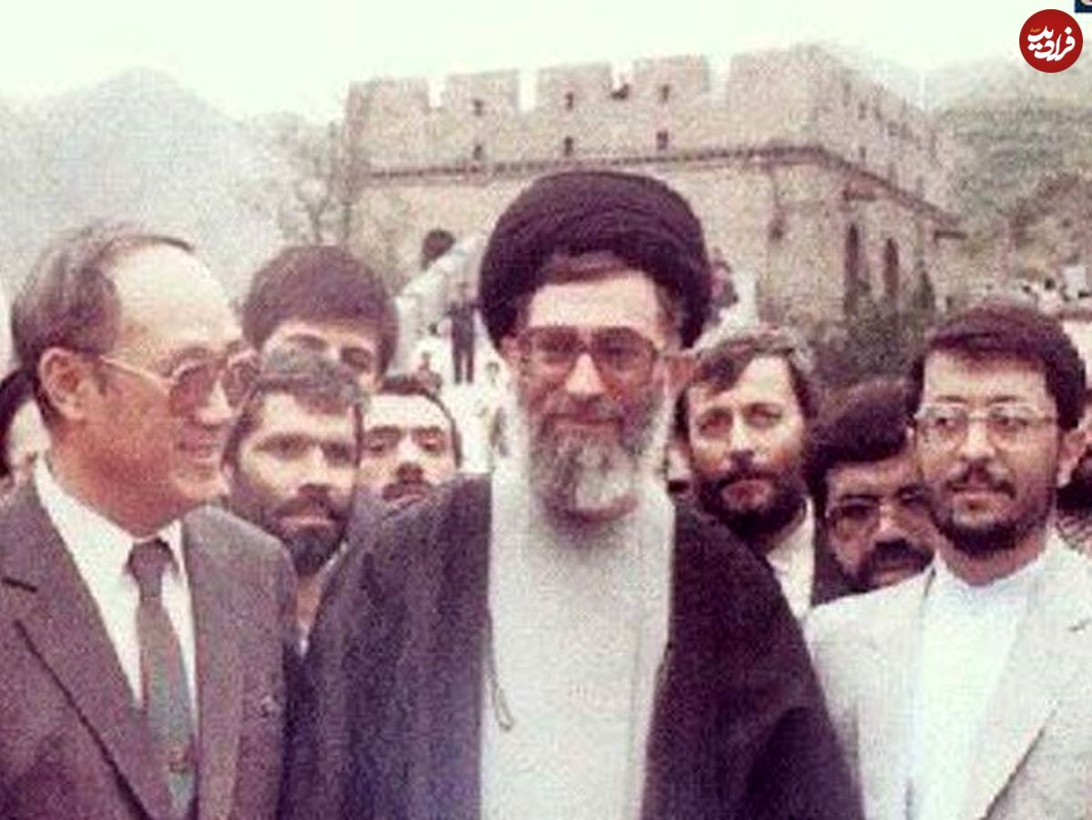 عکس| سفر به تاریخ؛ «رهبر انقلاب» در حال قدم زدن در خیابانی در کشور چین؛ سال 1368