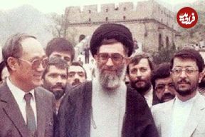 عکس| سفر به تاریخ؛ «رهبر انقلاب» در حال قدم زدن در خیابانی در کشور چین؛ سال 1368