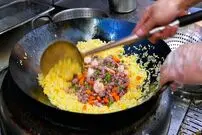 ببینید| غذای خیابانی در آمریکا؛ پخت یک غذای خاص با برنج، میگو، مرغ و بادام هندی در نیویورک
