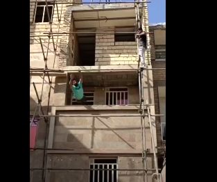 (ویدیو) سقوط وحشتناک کارگر از طبقه دوم حین اجرای نمایش