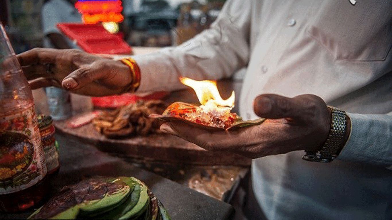 (ویدئو) تصاویری دیدنی از سرو غذا با آتش در هندوستان