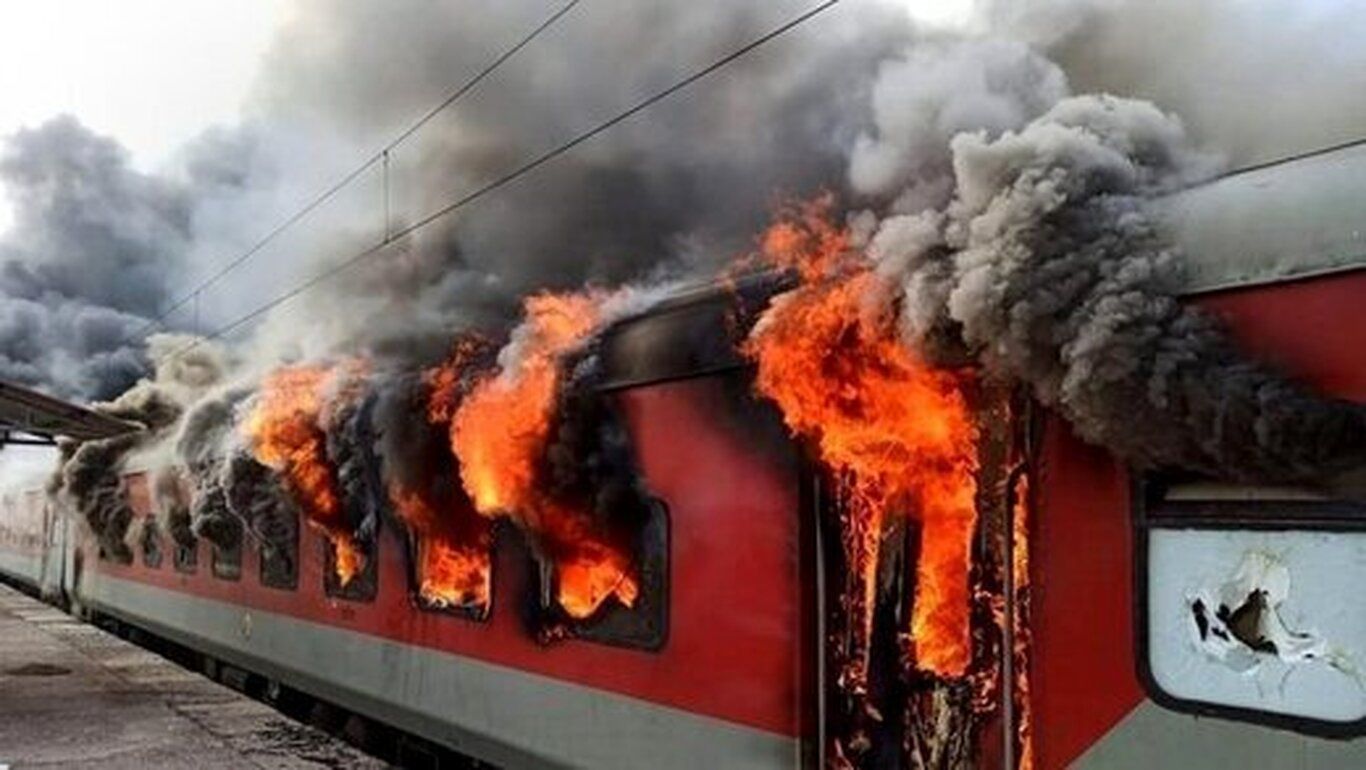 جنون مرد هندی؛ مسافرانِ یک قطار در آتش سوختند