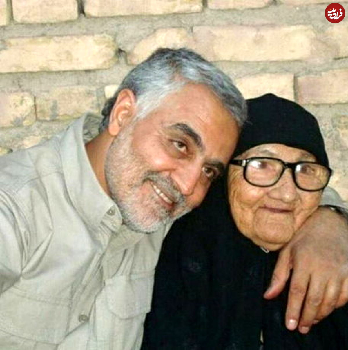 (تصویر) سردار قاسم سلیمانی در کنار مادرش