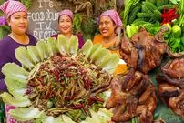 ببینید| غذای روستایی در سنگاپور؛ کباب کردن مرغ روی آتش و تهیه سالاد پاپایا