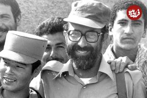 عکس؛ سفر در زمان؛ «شهید چمران» در حال صرف غذا با رزمنده ها در جبهه؛ دهه 60