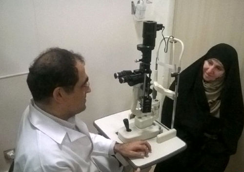 (تصاویر) معاینه چشم افخم توسط وزیر بهداشت