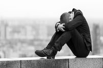 ۸ نشانه‌ای که می‌گویند شما افسردگی پنهان دارید