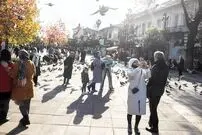 سلفی با پیرمرد پیاده‌راه سعدی شهر رشت؛ عکس یا ادای احترام؟