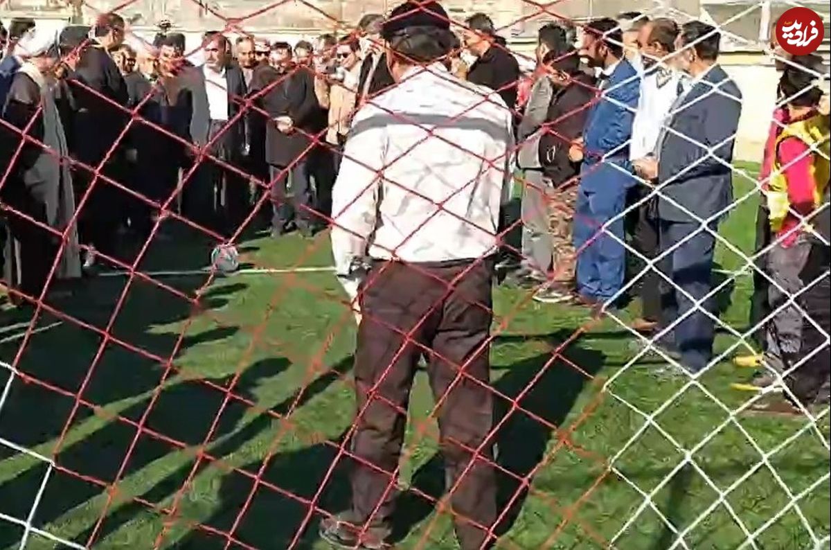 (ویدئو) فوتبال بازی کردن عجیب استاندار و نماینده مجلس!