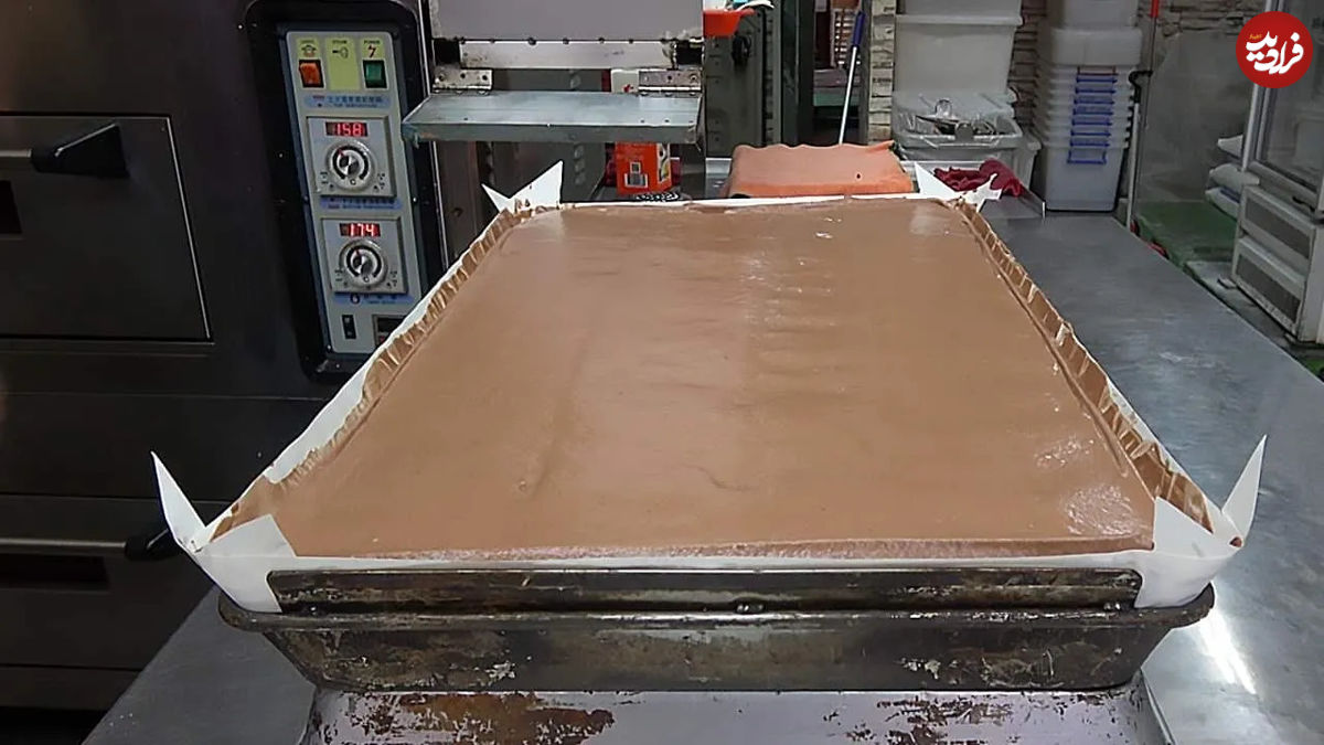 (ویدئو) نحوه پخت و برش زدن ماهرانه یک کیک شکلاتی بزرگ در تایوان