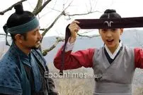 عکس| سفر زمان؛ «دونگ‌یی» در حال مرتب کردن سربند «چانسو» در پشت‌صحنه سریال دونگ‌یی