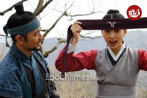 عکس| سفر زمان؛ «دونگ‌یی» در حال مرتب کردن سربند «چانسو» در پشت‌صحنه سریال دونگ‌یی