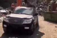 (ویدیو) مقاومت بالای تویوتا لندکروز زیر ضربات دستگاه اسقاط خودرو